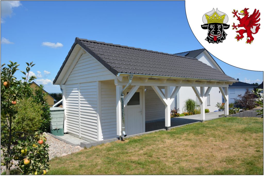 Ein kompaktes, weißes Carport mit schwarzem Dach, das die baurechtlichen Aspekte eines Carports in Mecklenburg Vorpommern reflektiert.