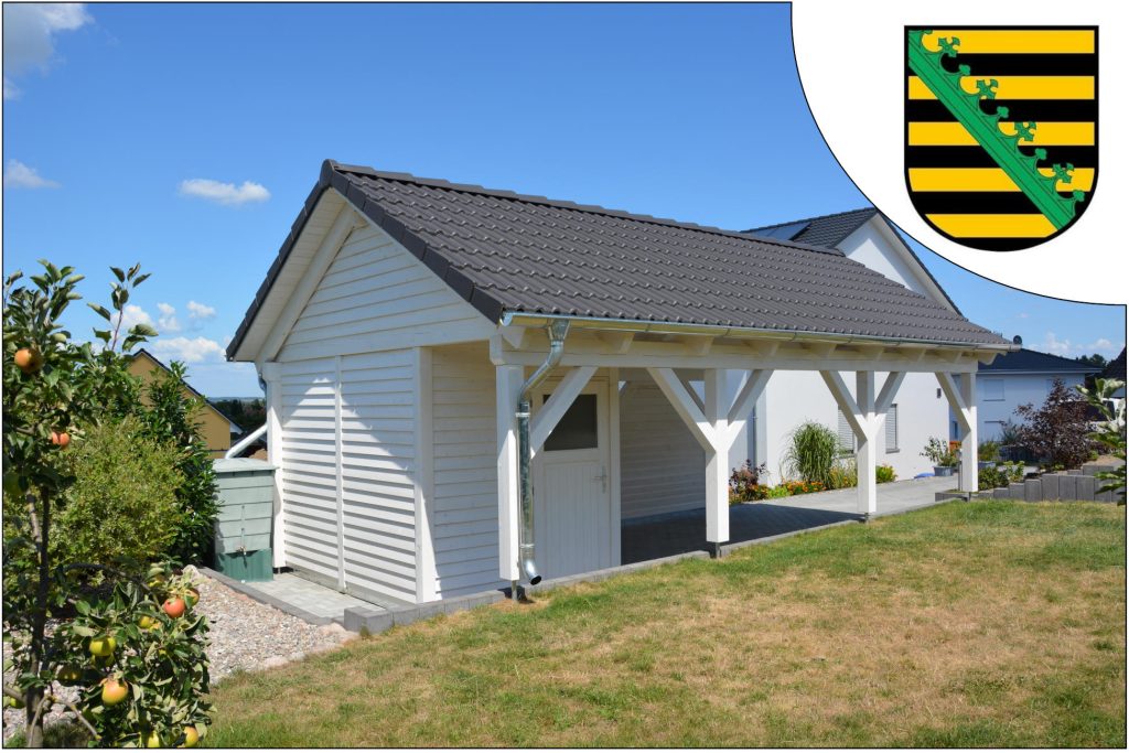 Ein kompaktes, weißes Carport mit schwarzem Dach, das die baurechtlichen Aspekte eines Carports in Sachsen reflektiert.