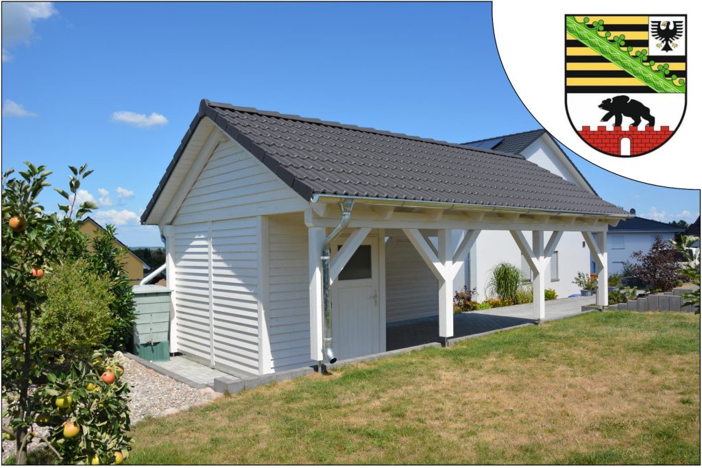 Ein kompaktes, weißes Carport mit schwarzem Dach, das die baurechtlichen Aspekte eines Carports in Sachsen reflektiert.