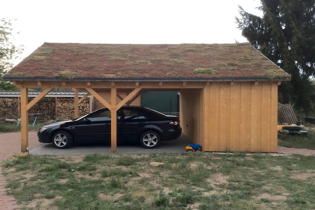 Satteldachcarport mit Dachbegrünung